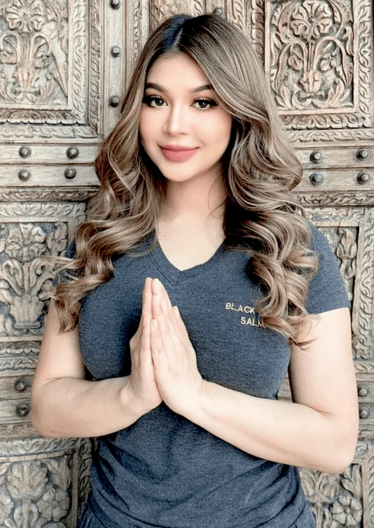 salma-black-gold-alhabtoor-therapist
